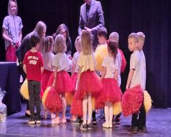 dzieci tańczą podczas konkursu taniec to zdrowie