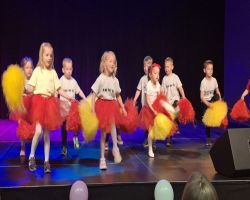 dzieci tańczą podczas konkursu taniec to zdrowie