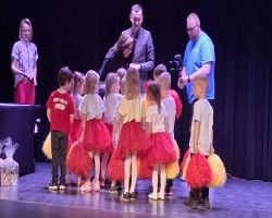 dzieci tańczą podczas konkursu taniec to zdrowie