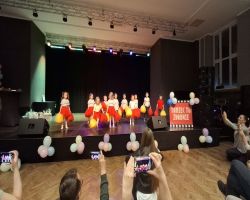 dzieci tańczą podczas konkursu taniec to zdrowie