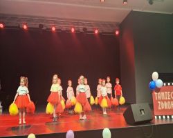 dzieci tańczą podczas konkursu taniec to zdrowie