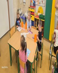 dzieci robią bukiety na dzień mamy