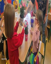 dzieci robią bukiety na dzień mamy