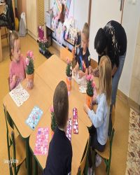 dzieci robią bukiety na dzień mamy