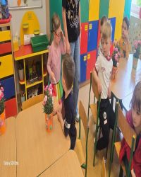 dzieci robią bukiety na dzień mamy