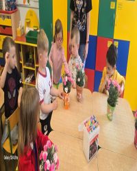 dzieci robią bukiety na dzień mamy