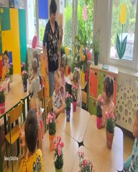 dzieci robią bukiety na dzień mamy