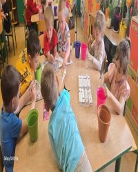 dzieci robią bukiety na dzień mamy