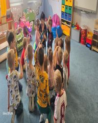 dzieci robią bukiety na dzień mamy