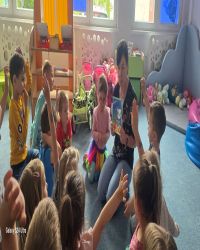 dzieci robią bukiety na dzień mamy