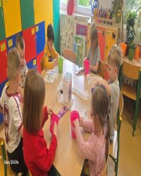 dzieci robią bukiety na dzień mamy