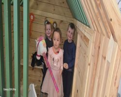 dzieci podczas zajęć konstrukcyjnych w sali zabaw