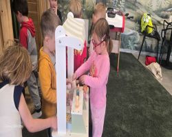 dzieci podczas zajęć konstrukcyjnych w sali zabaw