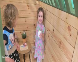 dzieci podczas zajęć konstrukcyjnych w sali zabaw