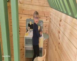 dzieci podczas zajęć konstrukcyjnych w sali zabaw