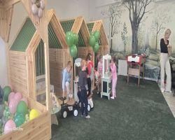 dzieci podczas zajęć konstrukcyjnych w sali zabaw