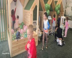 dzieci podczas zajęć konstrukcyjnych w sali zabaw