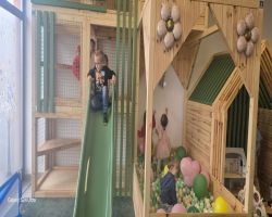 dzieci podczas zajęć konstrukcyjnych w sali zabaw