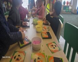 dzieci podczas zajęć konstrukcyjnych w sali zabaw