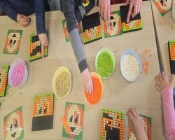 dzieci podczas zajęć konstrukcyjnych w sali zabaw