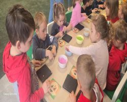 dzieci podczas zajęć konstrukcyjnych w sali zabaw