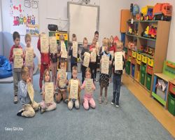 dzieci podczas zajęć konstrukcyjnych w sali zabaw