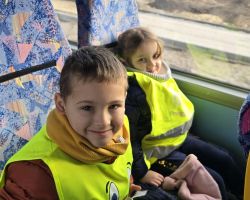 dzieci i nauczyciele podczas wycieczki do planetarium