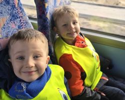 dzieci i nauczyciele podczas wycieczki do planetarium