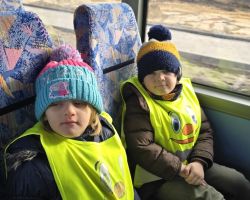 dzieci i nauczyciele podczas wycieczki do planetarium