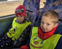 dzieci i nauczyciele podczas wycieczki do planetarium