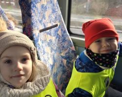 dzieci i nauczyciele podczas wycieczki do planetarium