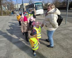 dzieci i nauczyciele podczas wycieczki do planetarium