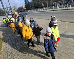 dzieci i nauczyciele podczas wycieczki do planetarium