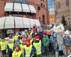 dzieci i nauczyciele podczas wycieczki do planetarium