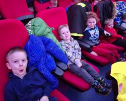 dzieci i nauczyciele podczas wycieczki do planetarium