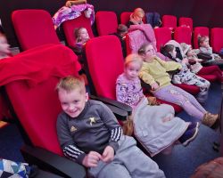 dzieci i nauczyciele podczas wycieczki do planetarium