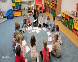 dzieci obchodzą tłusty czwartek