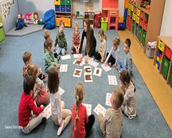 dzieci obchodzą tłusty czwartek