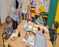 dzieci obchodzą tłusty czwartek