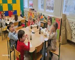 dzieci obchodzą tłusty czwartek