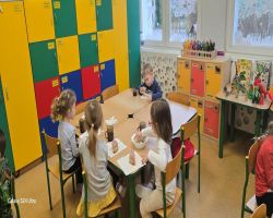 dzieci obchodzą tłusty czwartek