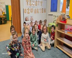 dzieci obchodzą tłusty czwartek