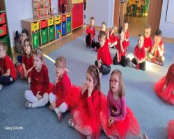 dzieci obchodzą walentynki