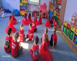 dzieci obchodzą walentynki