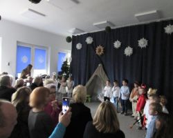 dzieci przedstawiają jasełka, babcie i dziadkowie oglądają występ