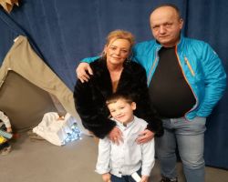 dzieci przedstawiają jasełka, babcie i dziadkowie oglądają występ