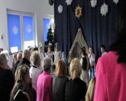 dzieci przedstawiają jasełka, babcie i dziadkowie oglądają występ
