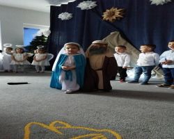 dzieci przedstawiają jasełka, babcie i dziadkowie oglądają występ