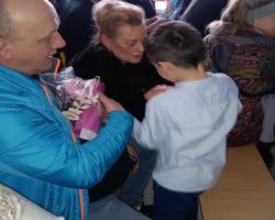 dzieci przedstawiają jasełka, babcie i dziadkowie oglądają występ