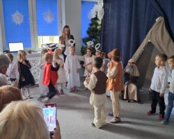 dzieci przedstawiają jasełka, babcie i dziadkowie oglądają występ